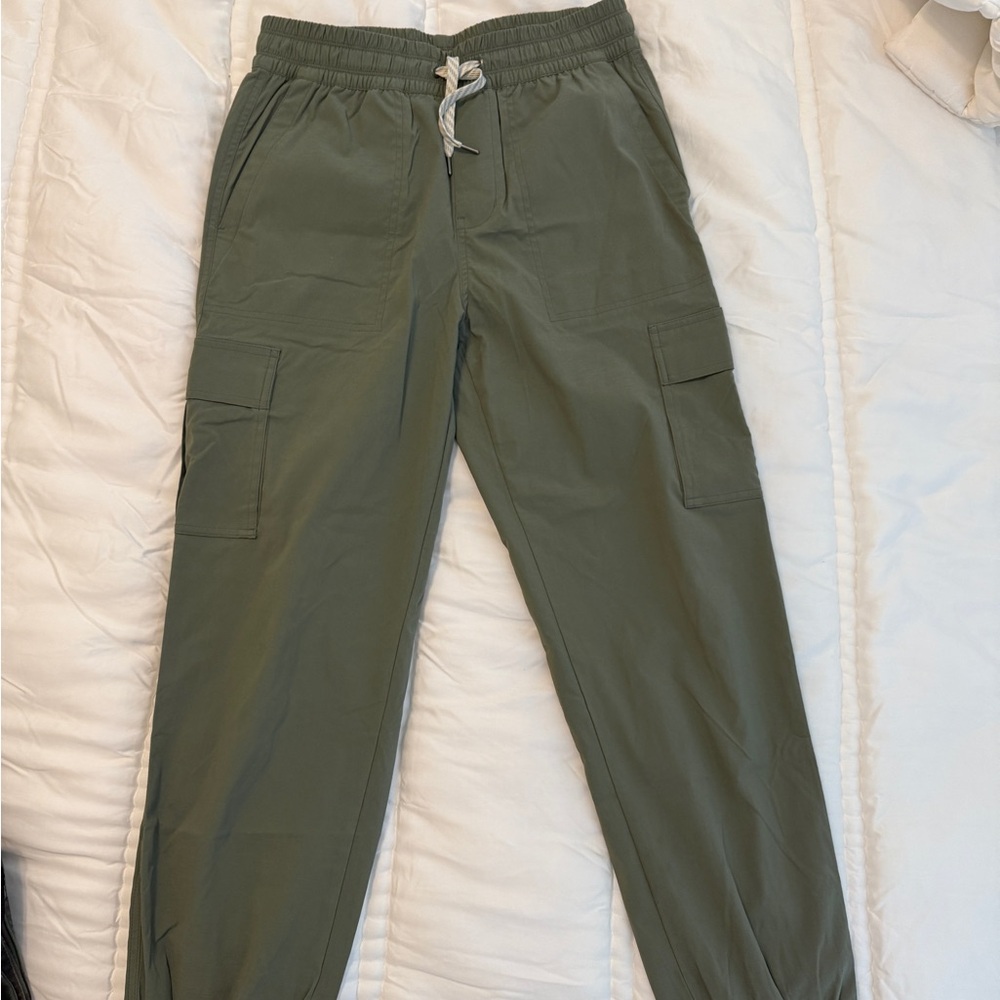 Olive Green Women’s Cargo Pants. Vuori. Light and breathable. Only tried on once